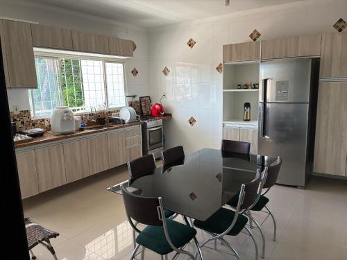 Quarto com TV 50 polegadas, frigobar, ar-condicionado e Wi Fi, sala e cozinha compartilhado in 쿠이아바 시티 센터