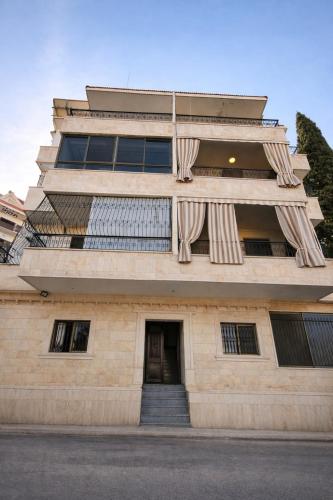 Modern 3 BDRM Flat 3-Minute Drive from Jadra & Jiyeh in Jiyeh