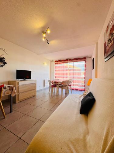 Les Soleillades-T2 pour 5 pers-piscine, parking privé- LaConciergerieByNina
