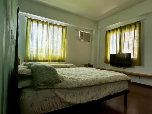 1 king bed, 1 twin bed
