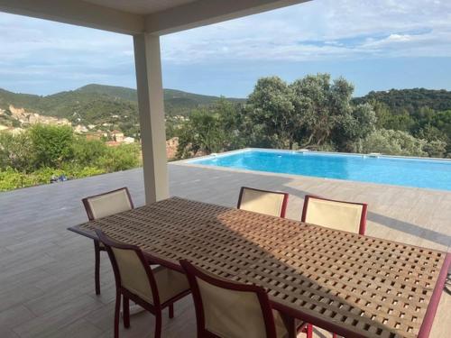 Peldbaseins, Villa lEsquirol with view and pool in Roquebrun