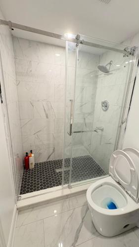 Fürdőszoba, 2 Bed Newly Renovated unit near Falls and Buffalo in Port Colborne (ON)