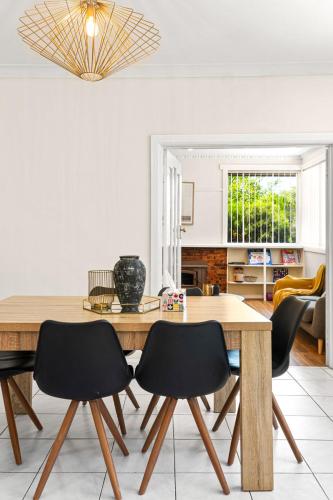 Gorgeous 3BR 1.5Bath AC in Every BR ｜ brick house in Oakleigh