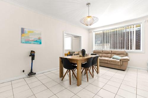 Gorgeous 3BR 1.5Bath AC in Every BR ｜ brick house in Oakleigh