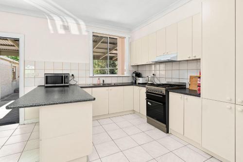 Gorgeous 3BR 1.5Bath AC in Every BR ｜ brick house in Oakleigh
