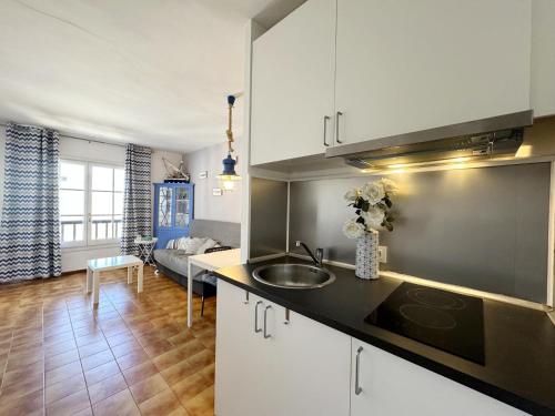 Apartamento Comodo con Piscina y Jardín, Cerca de la Playa y el Puerto - HISP-7-54