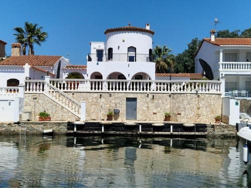 Encantadora Casa con Amarra y Piscina Privada - HISP-288-70