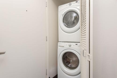 West Hollywood Chic Apartment - image 4