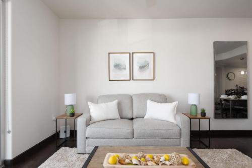 West Hollywood Chic Apartment - image 3