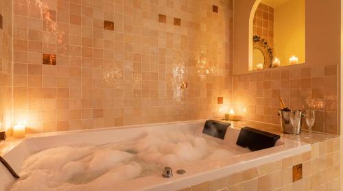 Vannas istaba, Suite Marrakech avec jacuzzi privatif Love Room romantique proche Toulouse in Auterive (Midi-Pyrenees)