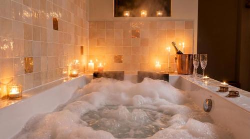 Karstais baseins, Suite Marrakech avec jacuzzi privatif Love Room romantique proche Toulouse in Auterive (Midi-Pyrenees)