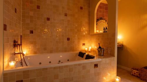 Vannas istaba, Suite Marrakech avec jacuzzi privatif Love Room romantique proche Toulouse in Auterive (Midi-Pyrenees)