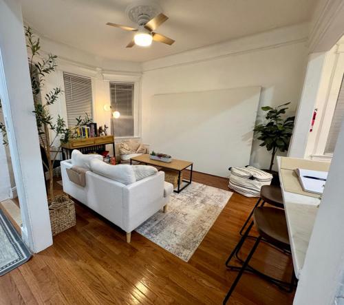 20 min NYC-Modern Private Room-Queen Bed-Parking Available But Confirm with Hosts - Java, NY