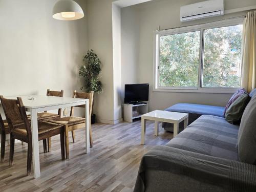 little 3 bedrooms apartement barcelona center