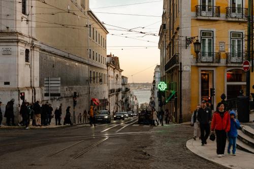 Luxurious 4BR Apt in Central Lisbon Sleeps 10 - image 12