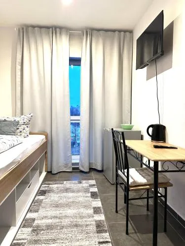 Compact single Room with Shared Bathroom ideal for travelers in Dingolfing, Deutschland