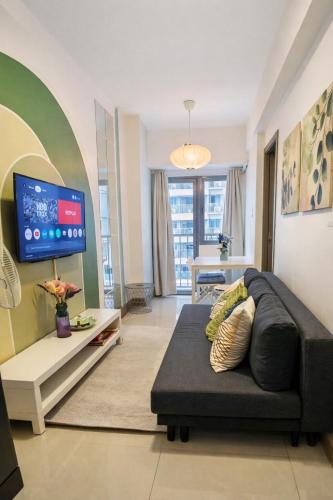 Cozy 1BR at Fame Residences - Near MRT Stations and Malls, with Pool and Amenities in Gloria
