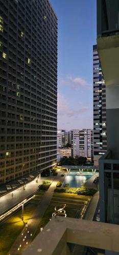 Cozy 1BR at Fame Residences - Near MRT Stations and Malls, with Pool and Amenities in Gloria