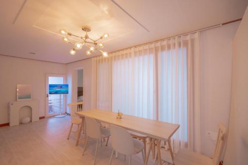 4 Queen Beds 3BR Family Apartment 8 Guests Seoul Wangsimni, Сеул