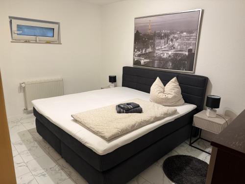 Ferienwohnung Happiness Schlafzimmer 2026 renoviert mit neuem Boxspringbett in Homburg