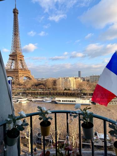 Face à la tour eiffel
