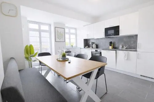 Larooms Merseburg - Apartment CS01 - 3 Zimmer, 7 Betten, 2 Bäder, 2 Parkplätze, Balkon & Aufzug in Merseburg, Deutschland