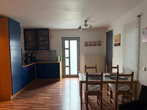 Ferienwohnung Happiness Schlafzimmer 2026 renoviert mit neuem Boxspringbett in Homburg