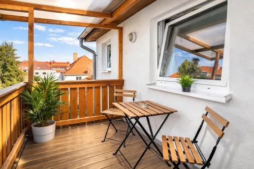 Larooms Merseburg - Apartment LP01 - 2 Zimmer, 2 Einzelbetten, 1 Doppelbett, große Couch, Küche, Balkon, Waschmaschine in Merseburg, Deutschland