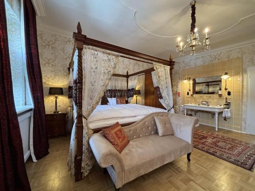 1 king bed, 2 twin beds