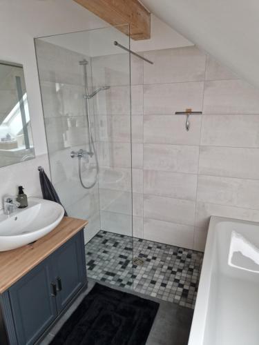 Shower, Moderne Ferienwohnung in Hainichen in Hainichen