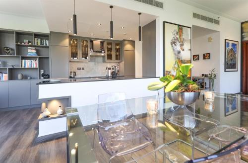 Elite LUX Holiday Homes - Luxe 2BR Stunning Burj Khalifa View Downtown Dubai - image 5