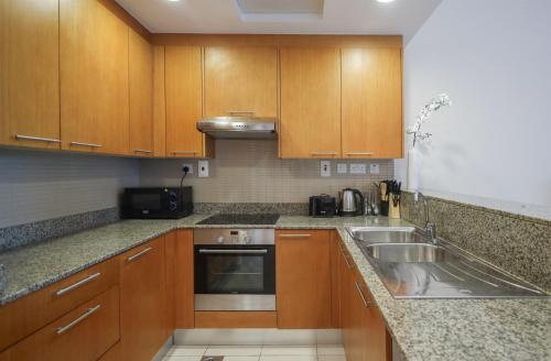 Elite LUX Holiday Homes - Modern Comfort Studio in Business Bay Dubai - image 4