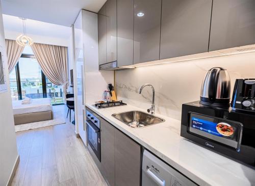 Elite LUX Holiday Homes - Upscale Studio in Azizi Riviera Prime Location Dubai - image 14