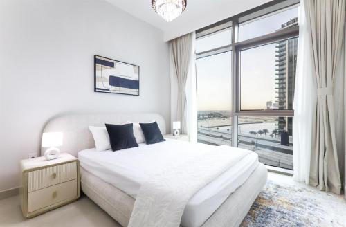 Elite LUX Holiday Homes - Dubai Creek Oasis 2BR Luxe w Burj View - main image