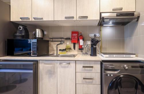 Elite LUX Holiday Homes - Cozy 2BR Getaway Minutes from Expo City Dubai - image 7