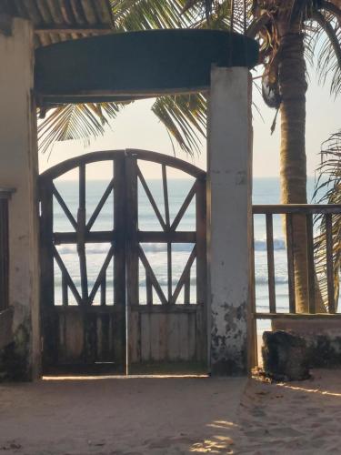 Utsikt, Dizzy Lizzies Beach House Resort in Mallam