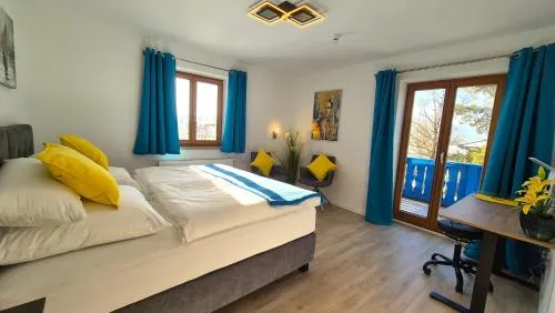 Ferienwohnung Lichtblick Oberbayern, sonnig, Bergblick, großer Balkon in Weilheim in Oberbayern, Deutschland