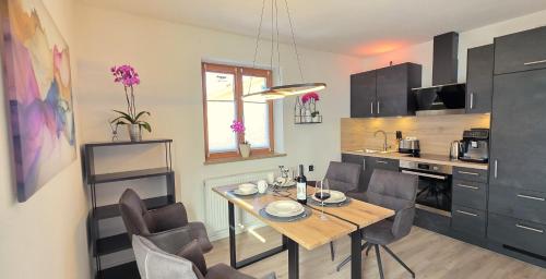 Facilities, Ferienwohnung Lichtblick Oberbayern, sonnig, Bergblick, großer Balkon in Weilheim in Oberbayern