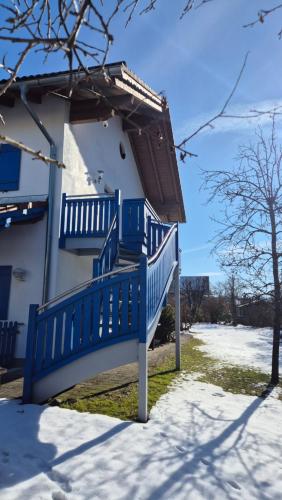 Exterior view, Ferienwohnung Lichtblick Oberbayern, sonnig, Bergblick, großer Balkon in Weilheim in Oberbayern