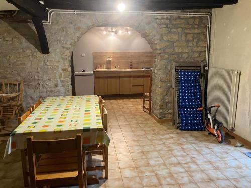 Gîte du Poisson Rouge, grand terrain, cheminée, 10 min Arbois (Gite du Poisson Rouge, grand terrain, cheminee, 10 min Arbois) in Grozon