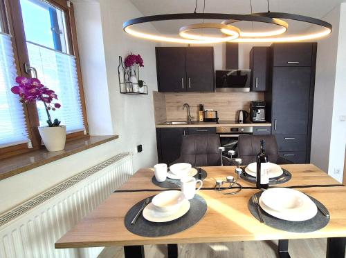 Kitchen, Ferienwohnung Lichtblick Oberbayern, sonnig, Bergblick, großer Balkon in Weilheim in Oberbayern