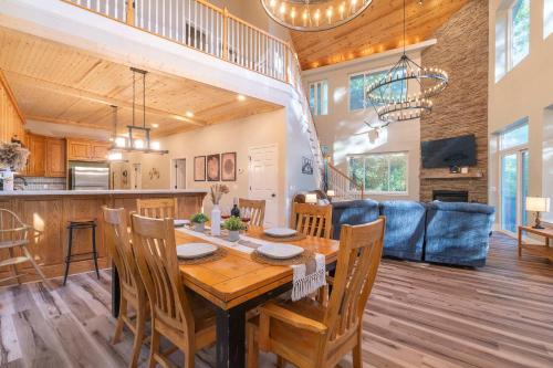 Upscale Alpine Golf Retreat Hot Tub & Game Room - image 7
