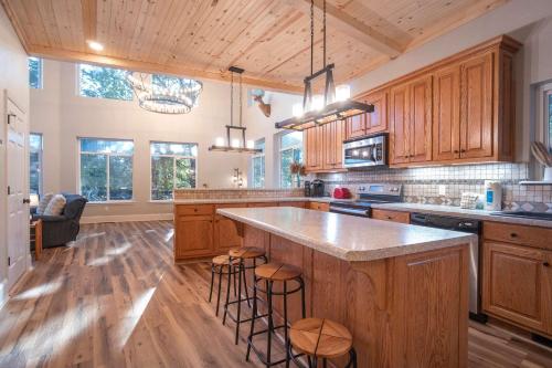 Upscale Alpine Golf Retreat Hot Tub & Game Room - image 6
