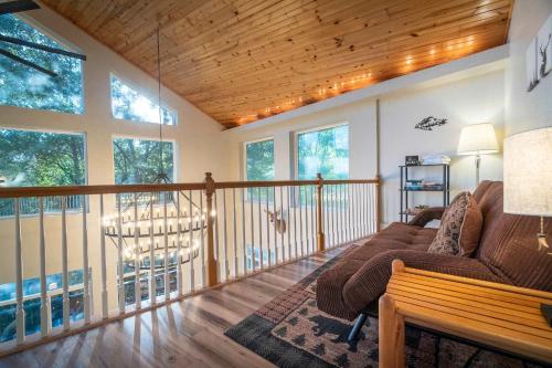 Upscale Alpine Golf Retreat Hot Tub & Game Room - image 9