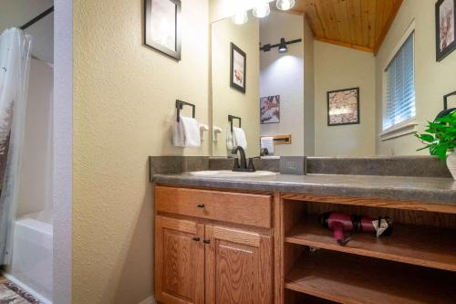 Upscale Alpine Golf Retreat Hot Tub & Game Room - image 11
