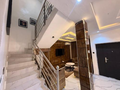 De Rex Luxury Apartment in อาวกา