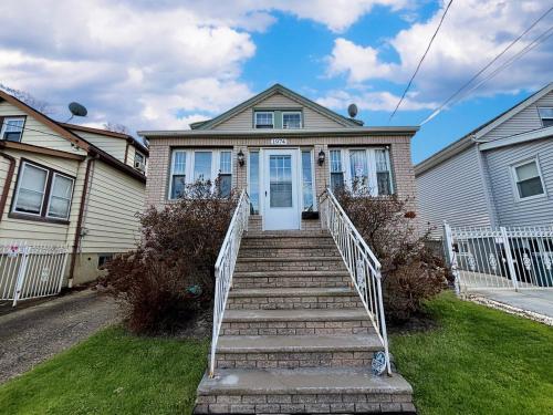 Exterior view, Perfect full private first floor home with convenient amenities in Union (NJ)