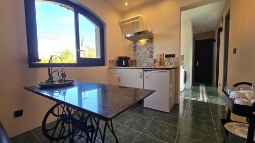 virtuve, Vida Daurada, sunny oasis with private pool in Vespella de Gaia