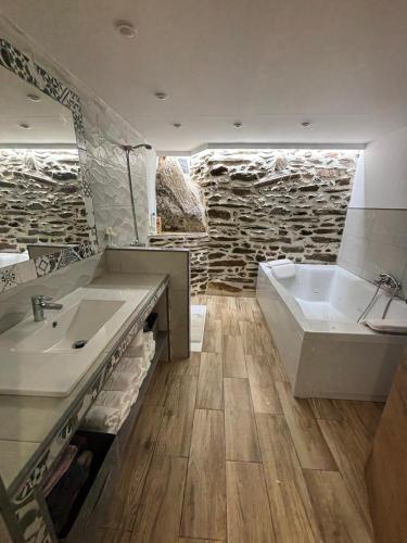 Rufina casa rural con bañera hidromasaje (Rufina casa rural con banera hidromasaje) in Laroya