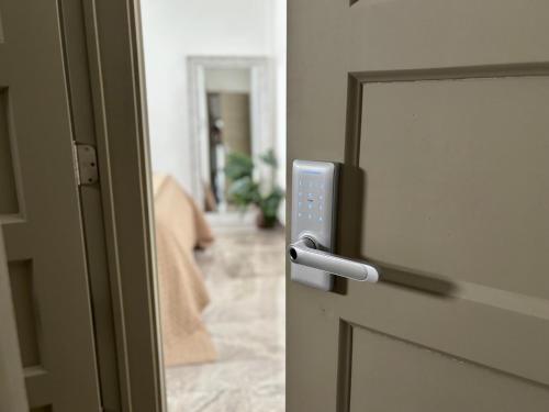 Downtown 1 or 2 Bedroom Stay - Walk to Ferry - image 3